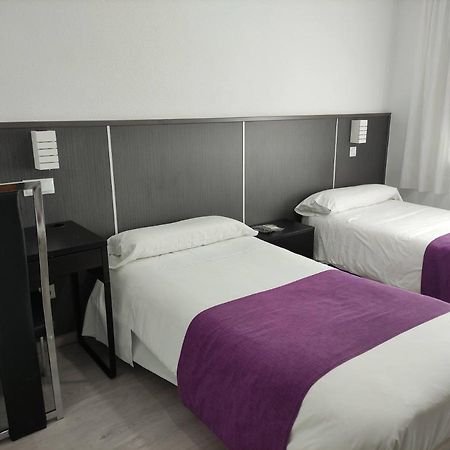 Hostal Dona Isabel Махадахонда Екстериор снимка