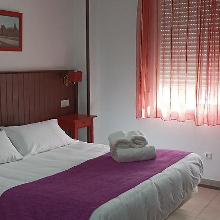 Hostal Dona Isabel Махадахонда Екстериор снимка