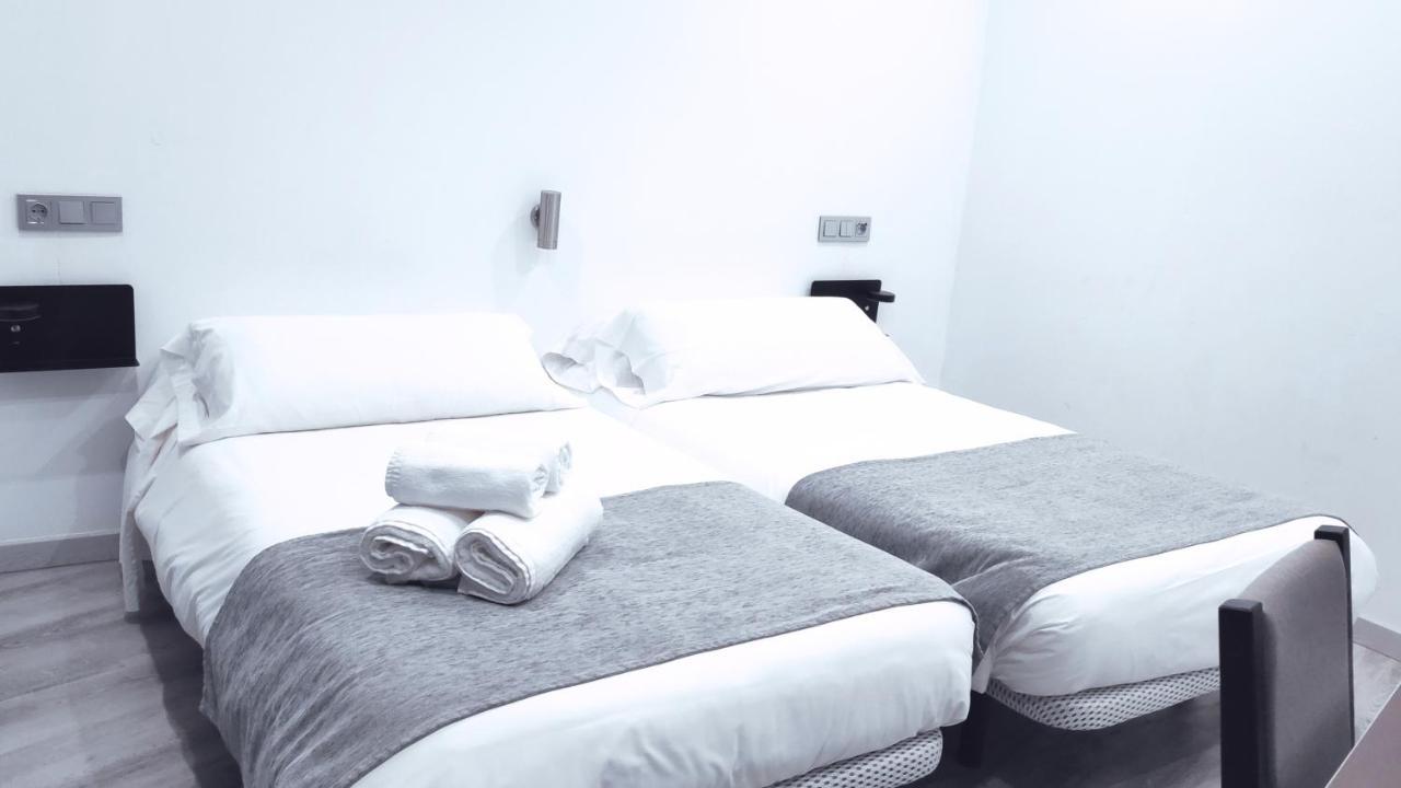 Hostal Dona Isabel Махадахонда Екстериор снимка