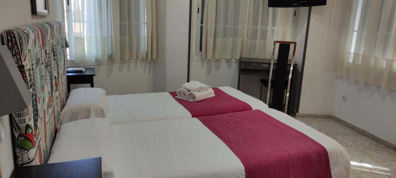 Hostal Dona Isabel Махадахонда Екстериор снимка
