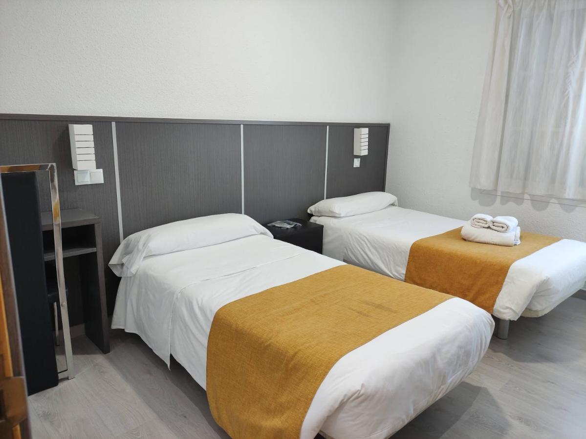Hostal Dona Isabel Махадахонда Екстериор снимка