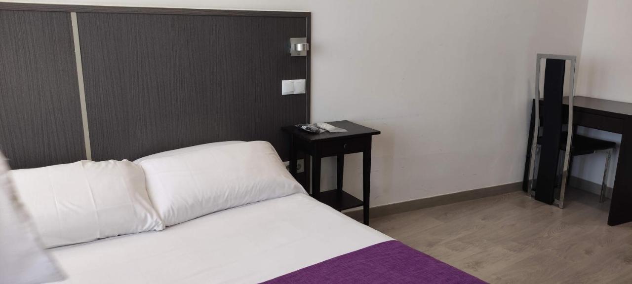 Hostal Dona Isabel Махадахонда Екстериор снимка