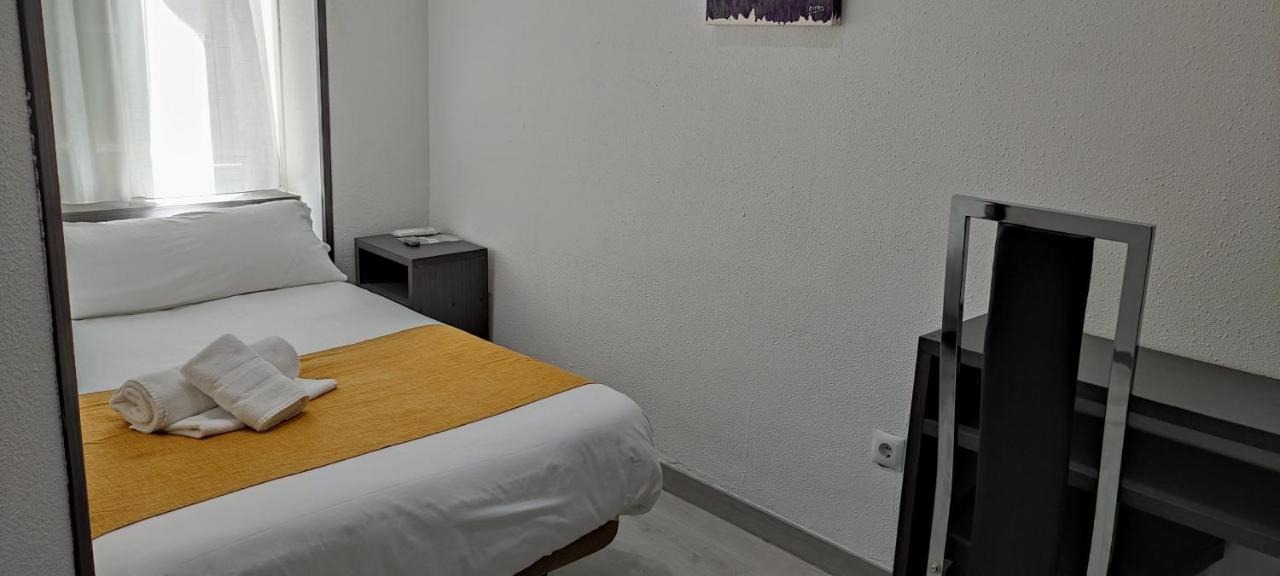 Hostal Dona Isabel Махадахонда Екстериор снимка