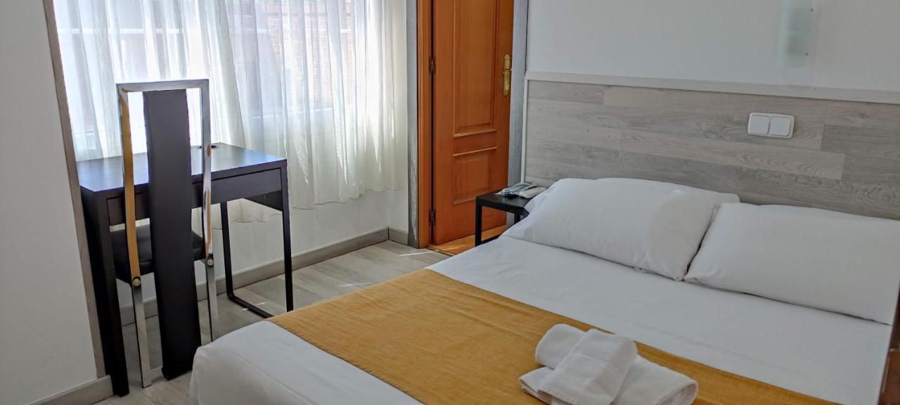 Hostal Dona Isabel Махадахонда Екстериор снимка