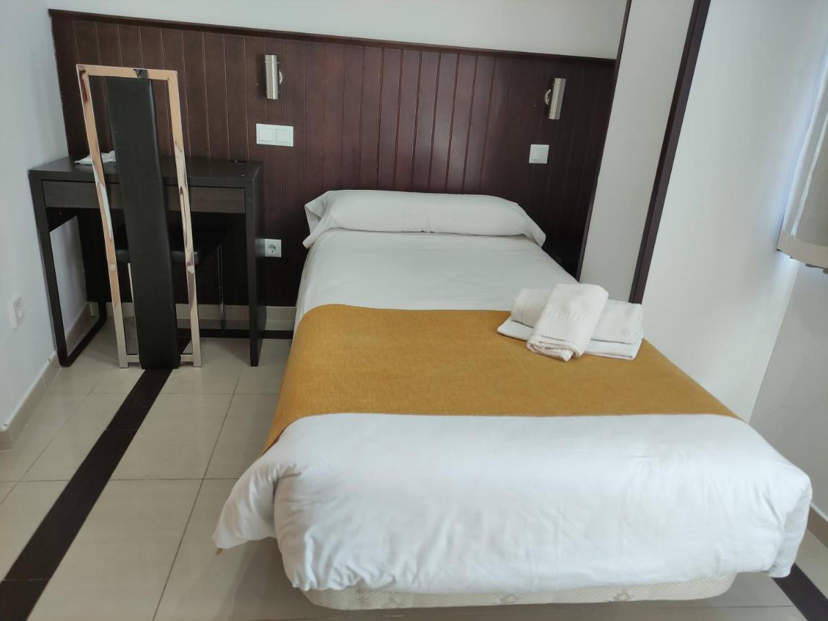 Hostal Dona Isabel Махадахонда Екстериор снимка