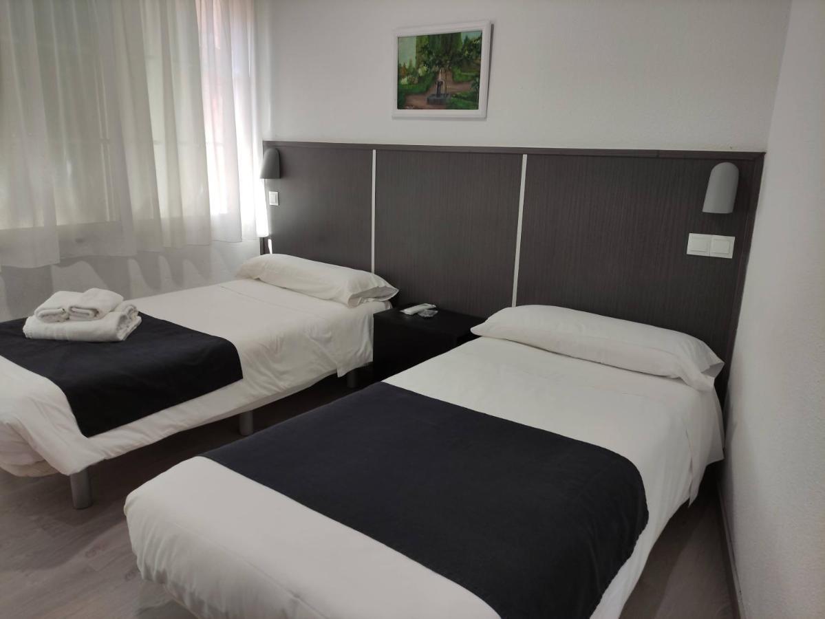 Hostal Dona Isabel Махадахонда Екстериор снимка