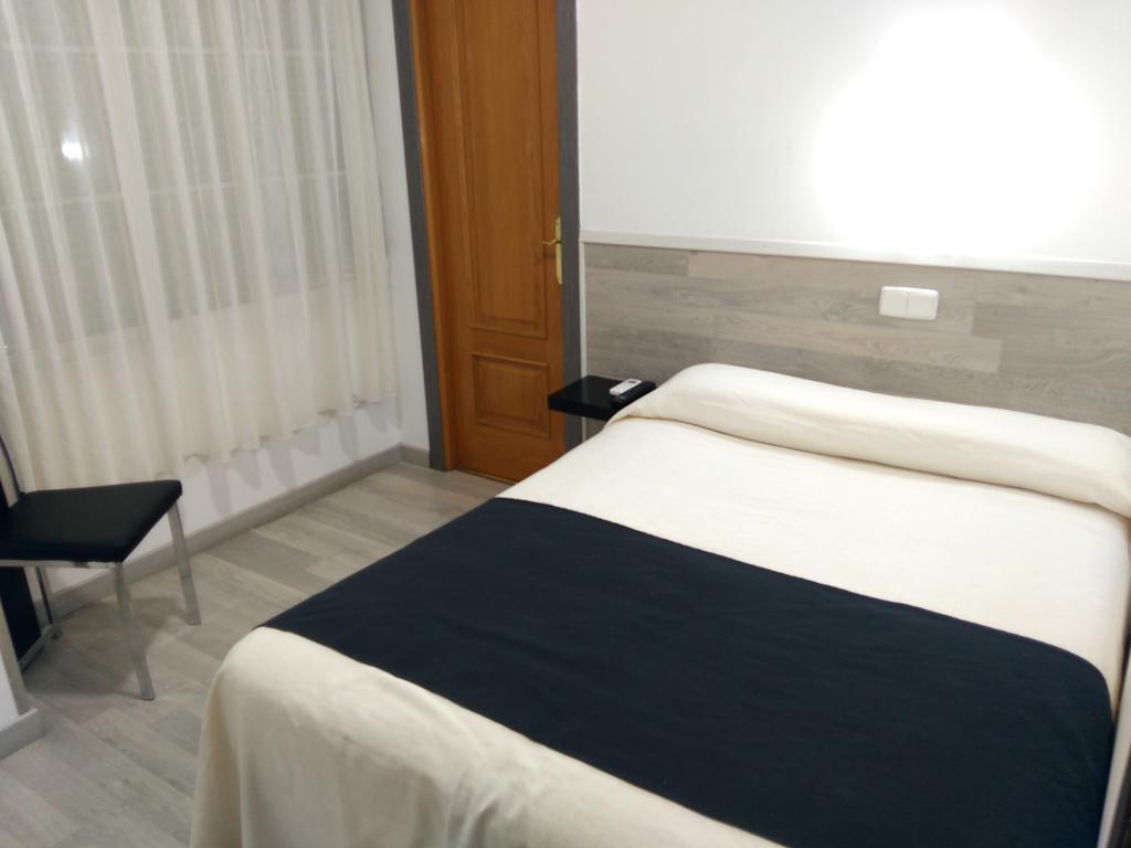 Hostal Dona Isabel Махадахонда Екстериор снимка