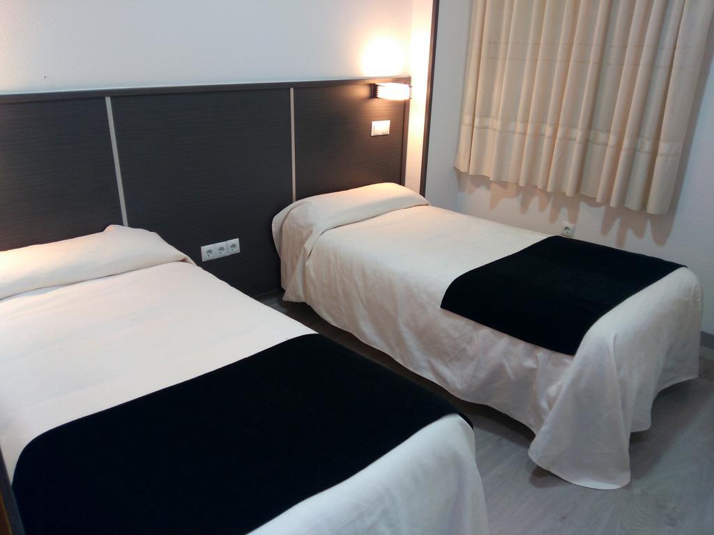 Hostal Dona Isabel Махадахонда Екстериор снимка