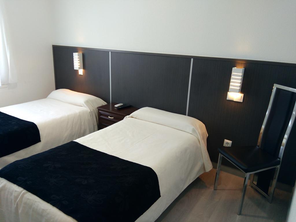 Hostal Dona Isabel Махадахонда Екстериор снимка