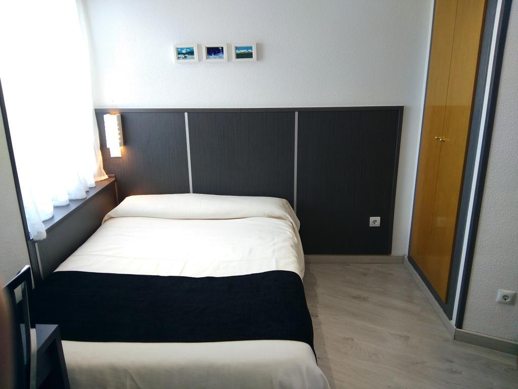 Hostal Dona Isabel Махадахонда Екстериор снимка