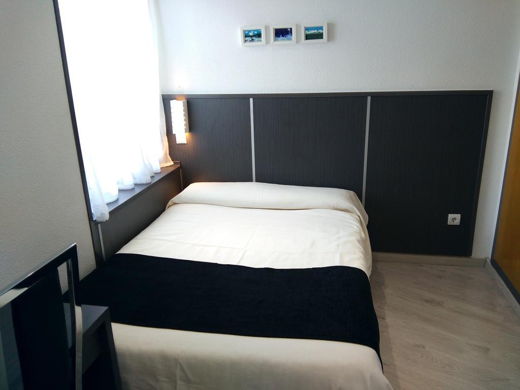 Hostal Dona Isabel Махадахонда Екстериор снимка
