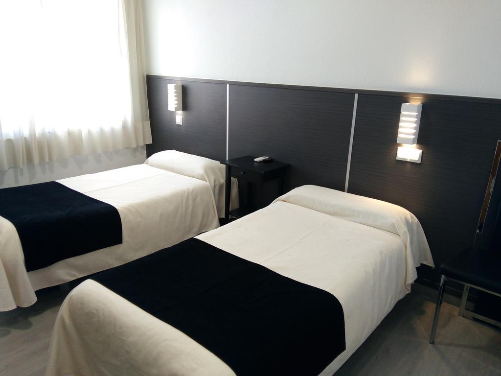 Hostal Dona Isabel Махадахонда Екстериор снимка