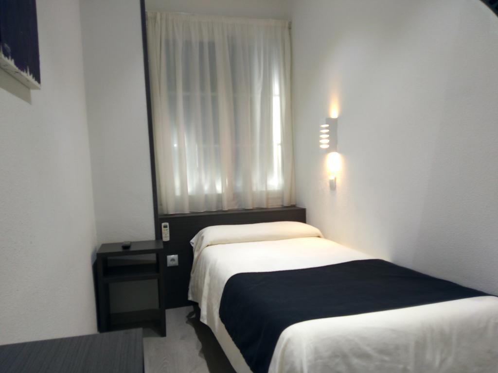 Hostal Dona Isabel Махадахонда Екстериор снимка