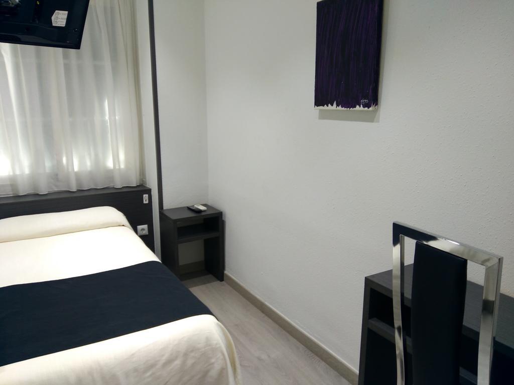 Hostal Dona Isabel Махадахонда Екстериор снимка