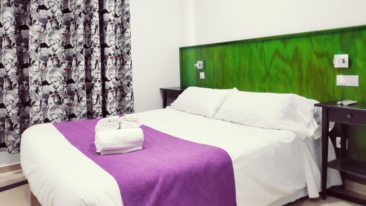 Hostal Dona Isabel Махадахонда Екстериор снимка