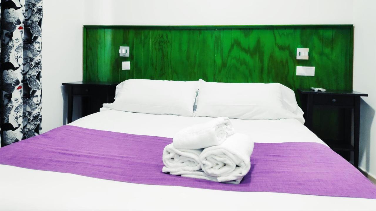 Hostal Dona Isabel Махадахонда Екстериор снимка