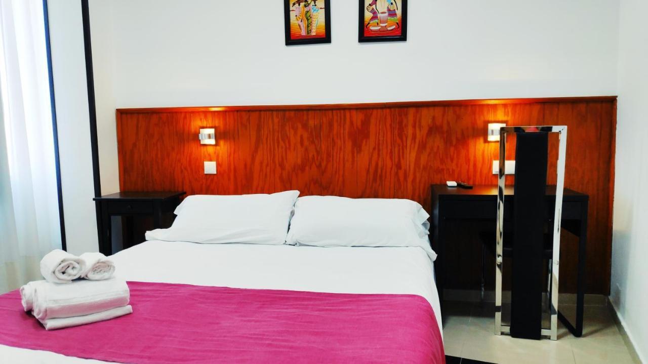 Hostal Dona Isabel Махадахонда Екстериор снимка
