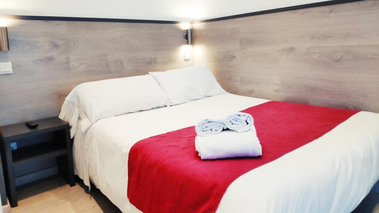 Hostal Dona Isabel Махадахонда Екстериор снимка