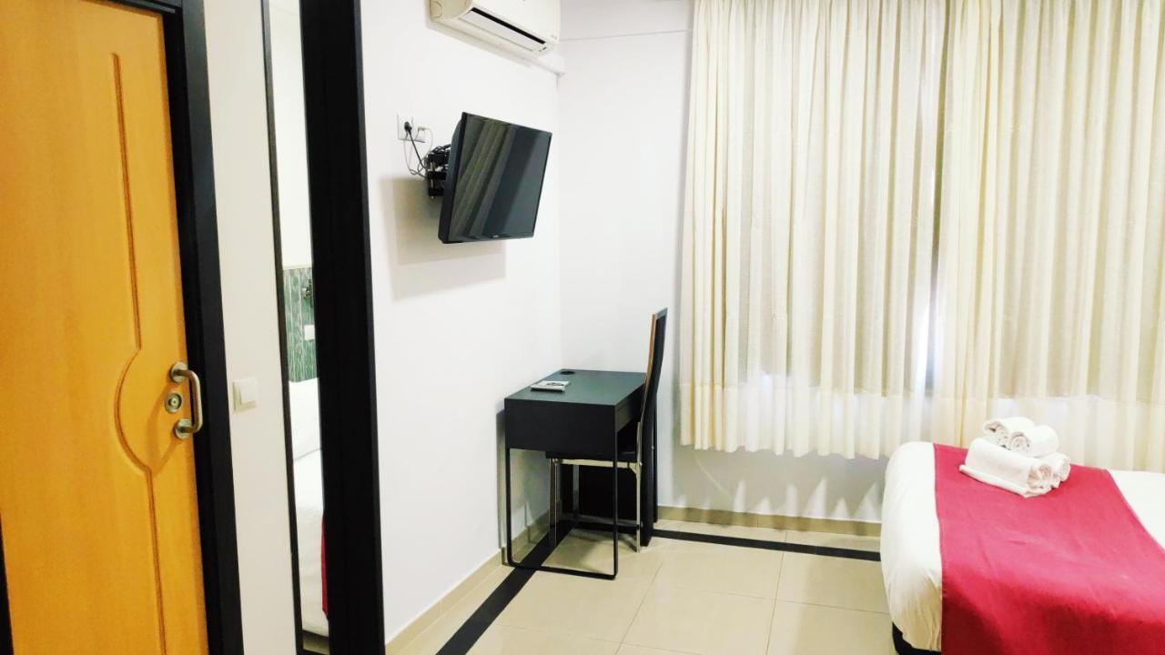 Hostal Dona Isabel Махадахонда Екстериор снимка